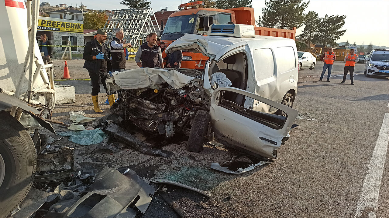 Ankara'da yürek burkan olay: Aynı aileden biri bebek 3 kişi feci halde can verdi Ankara'da yürek burkan olay: Aynı aileden biri bebek 3 kişi feci halde can verdi - 1. Resim