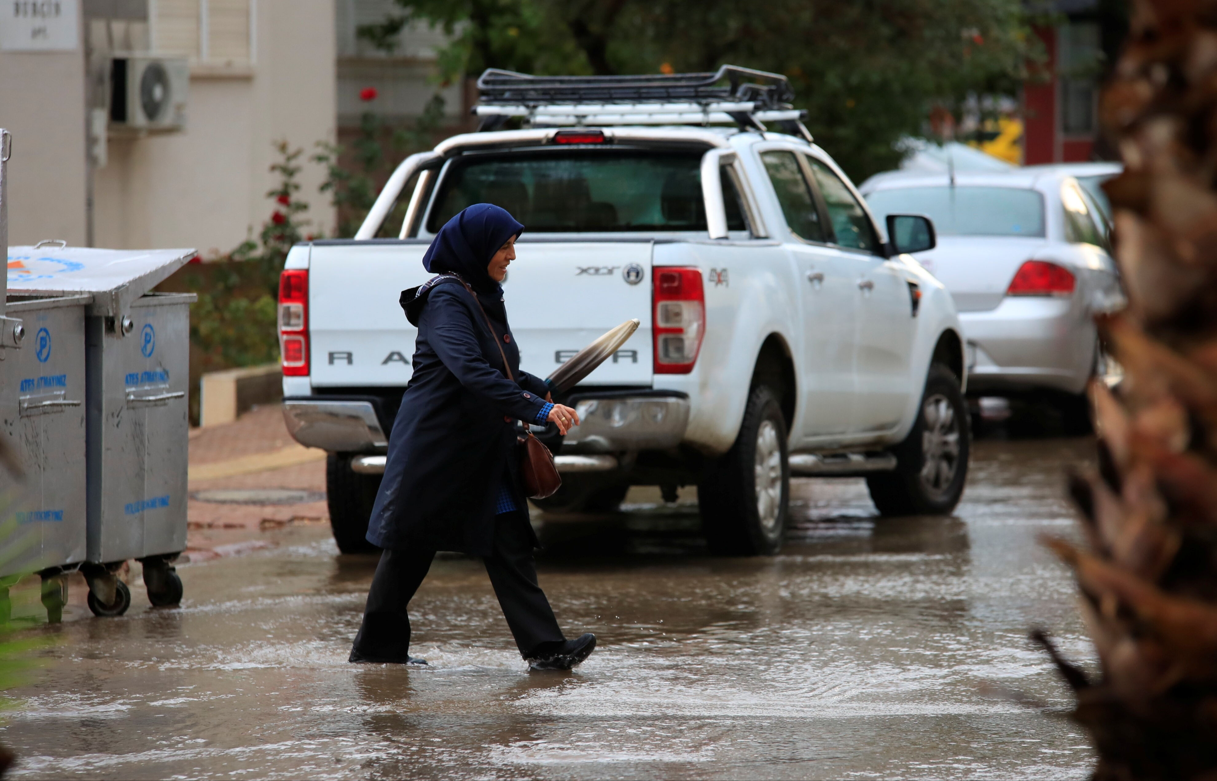 Antalya'da sağanak ve dolu! Caddeler gölü döndü, yolda kaldılar - 1. Resim
