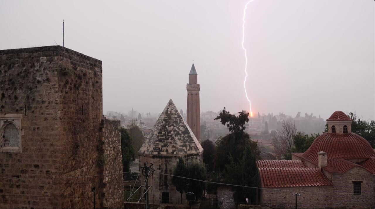 Antalya'da sağanak ve dolu! Caddeler gölü döndü, yolda kaldılar - 2. Resim