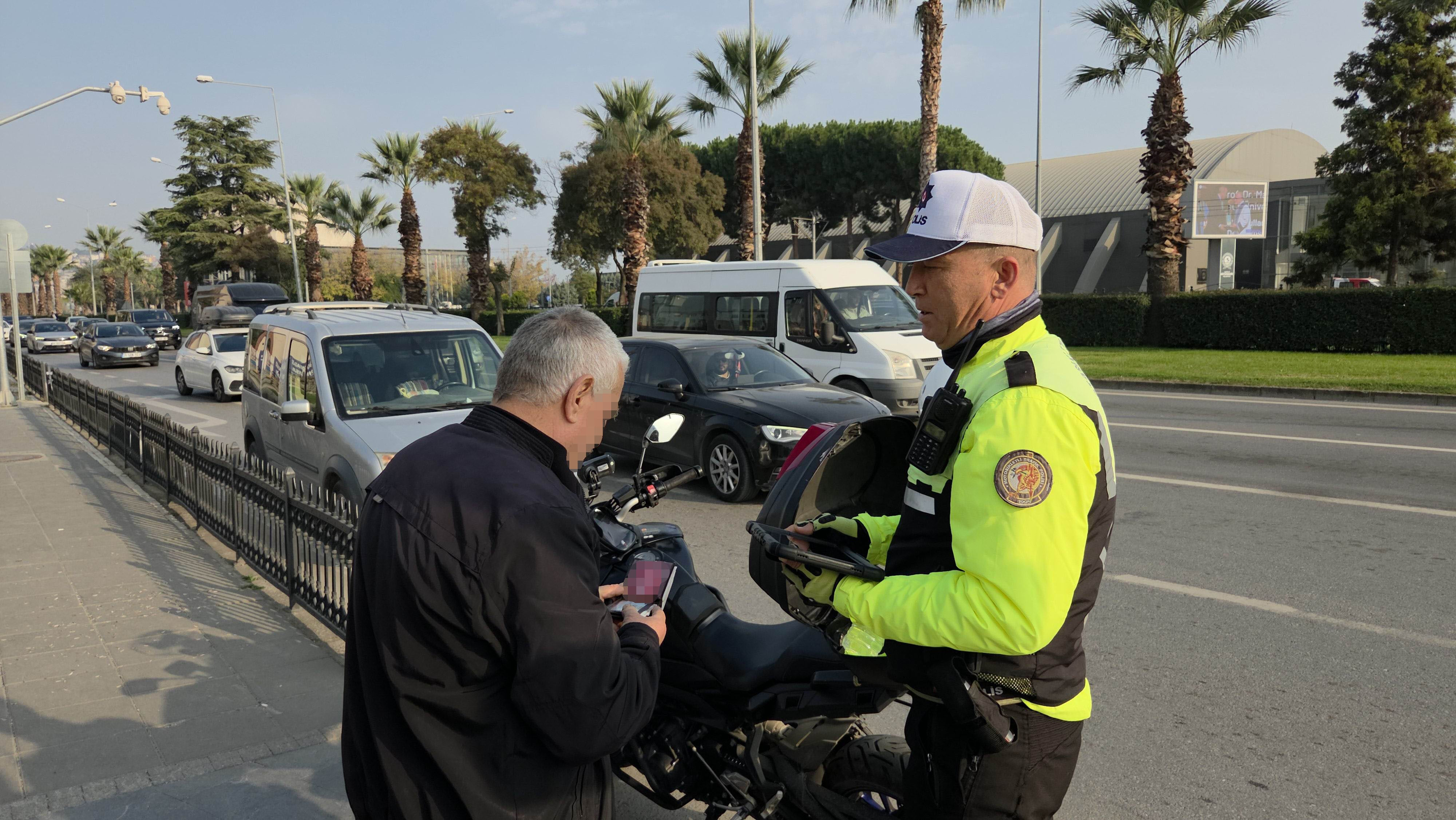 "Bana ceza yazmıyorlar" deyip aracını yola park etti! Dediğine pişman ettiler "Bana ceza yazmıyorlar" deyip aracını yola park etti! Dediğine pişman ettiler - 1. Resim
