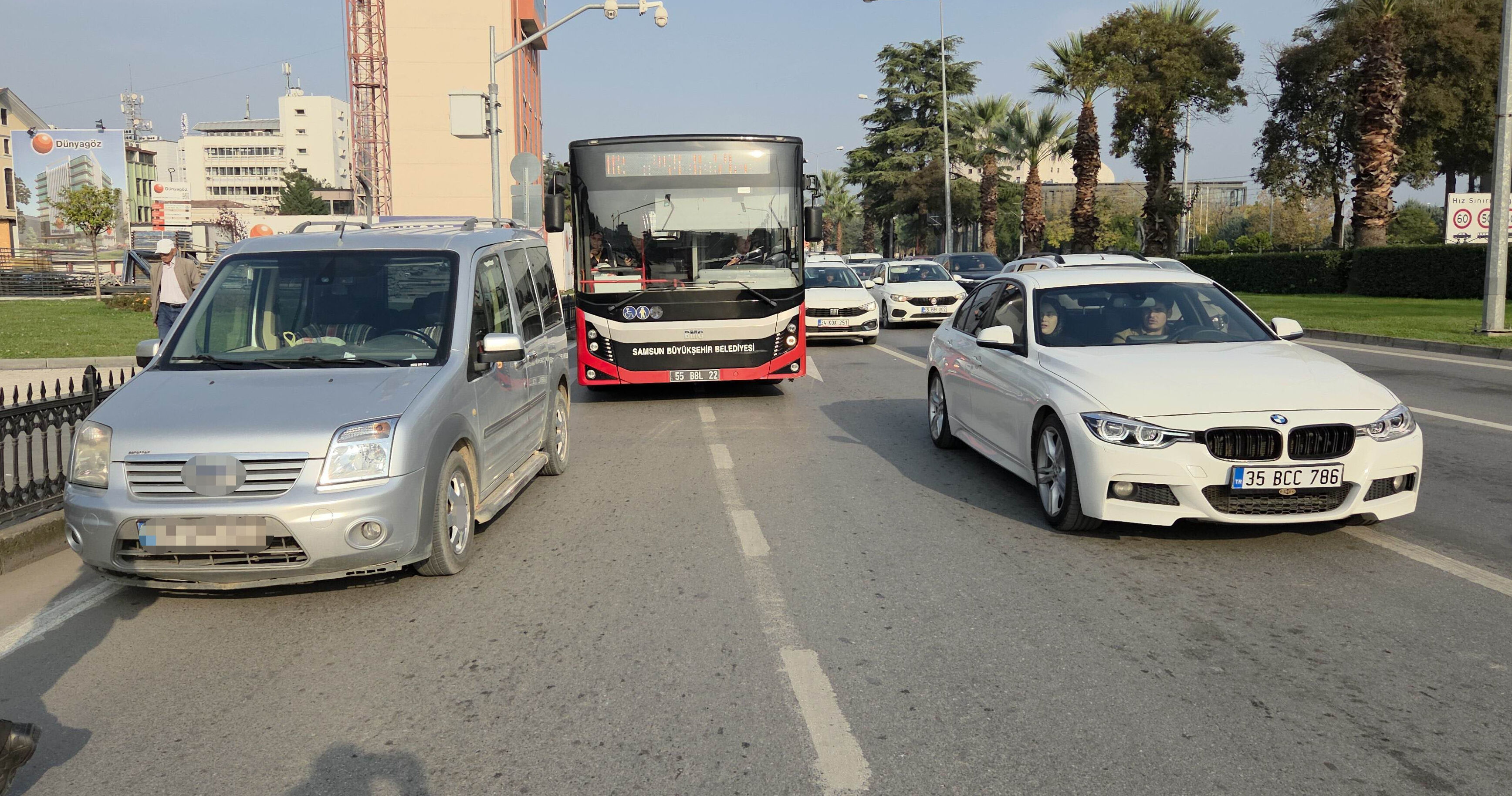 "Bana ceza yazmıyorlar" deyip aracını yola park etti! Dediğine pişman ettiler "Bana ceza yazmıyorlar" deyip aracını yola park etti! Dediğine pişman ettiler - 2. Resim
