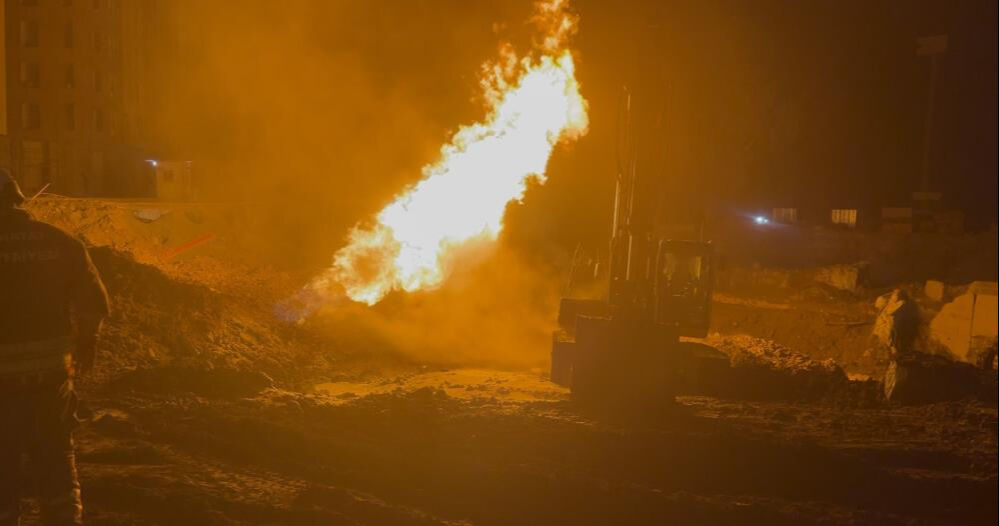 Deprem konutlarının inşaat alanında korkunç olay! İşçiler hastaneye kaldırıldı Deprem konutlarının inşaat alanında korkunç olay! İşçiler hastaneye kaldırıldı - 1. Resim