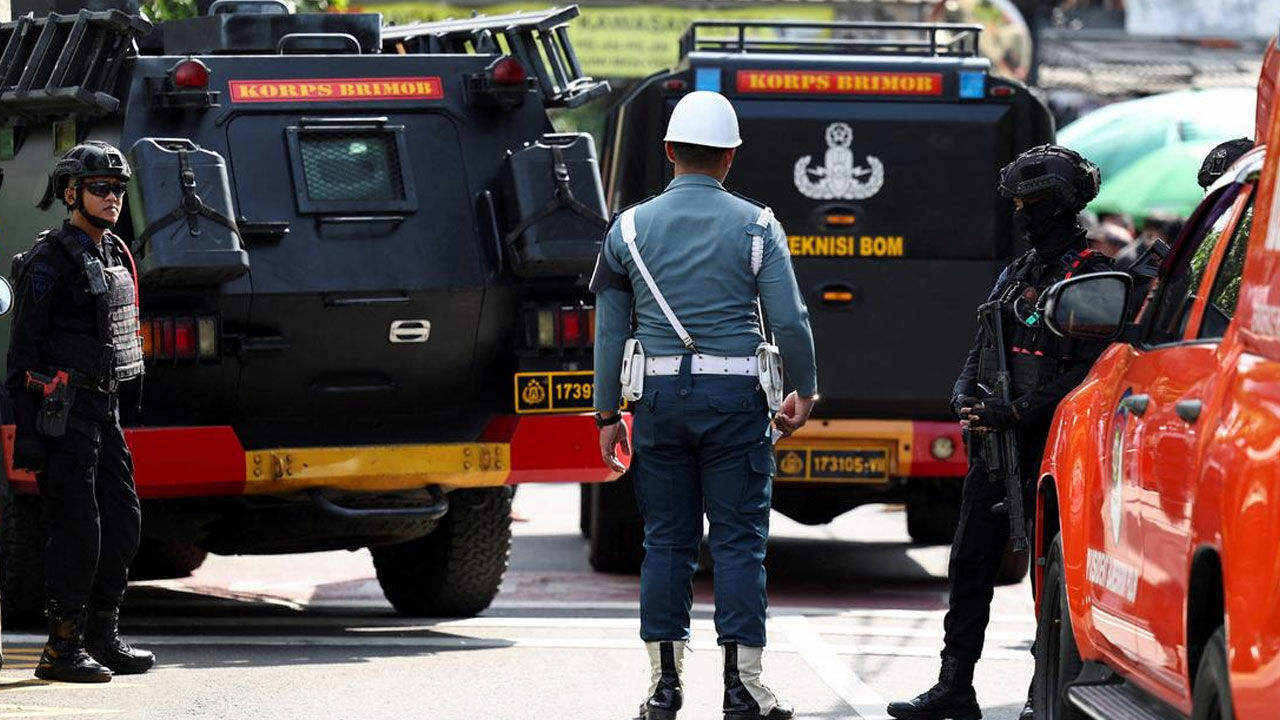 Endonezya'nın başkenti Jakarta'da cuma namazı sırasında patlama: Çok sayıda yaralı var! Endonezya'nın başkenti Jakarta'da cuma namazı sırasında patlama: Çok sayıda yaralı var! - 2. Resim