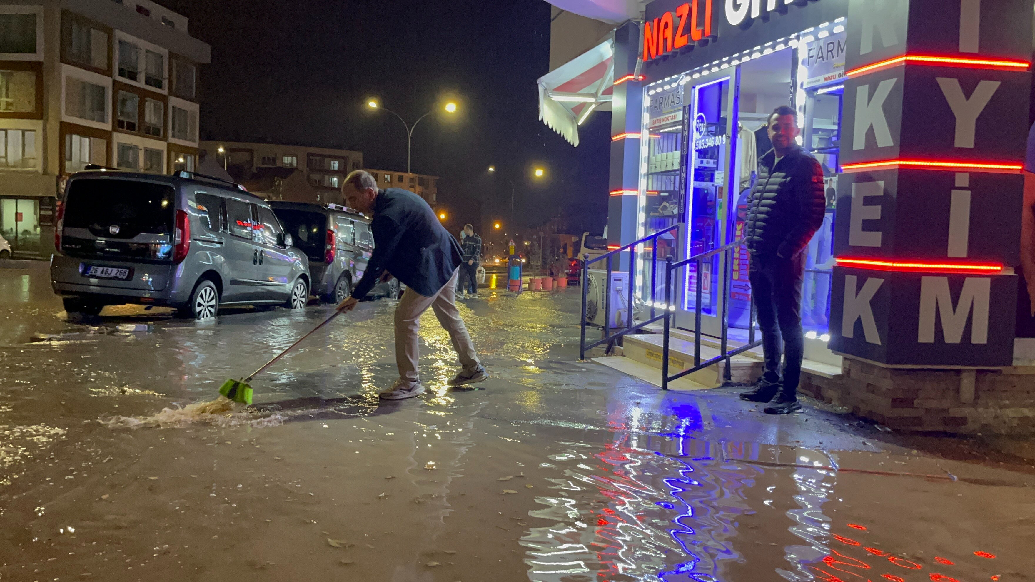 Eskişehir'de sağanak hayatı felç etti! Ulaşım aksadı, dükkanları su bastı Eskişehir'de sağanak hayatı felç etti! Ulaşım aksadı, dükkanları su bastı - 1. Resim