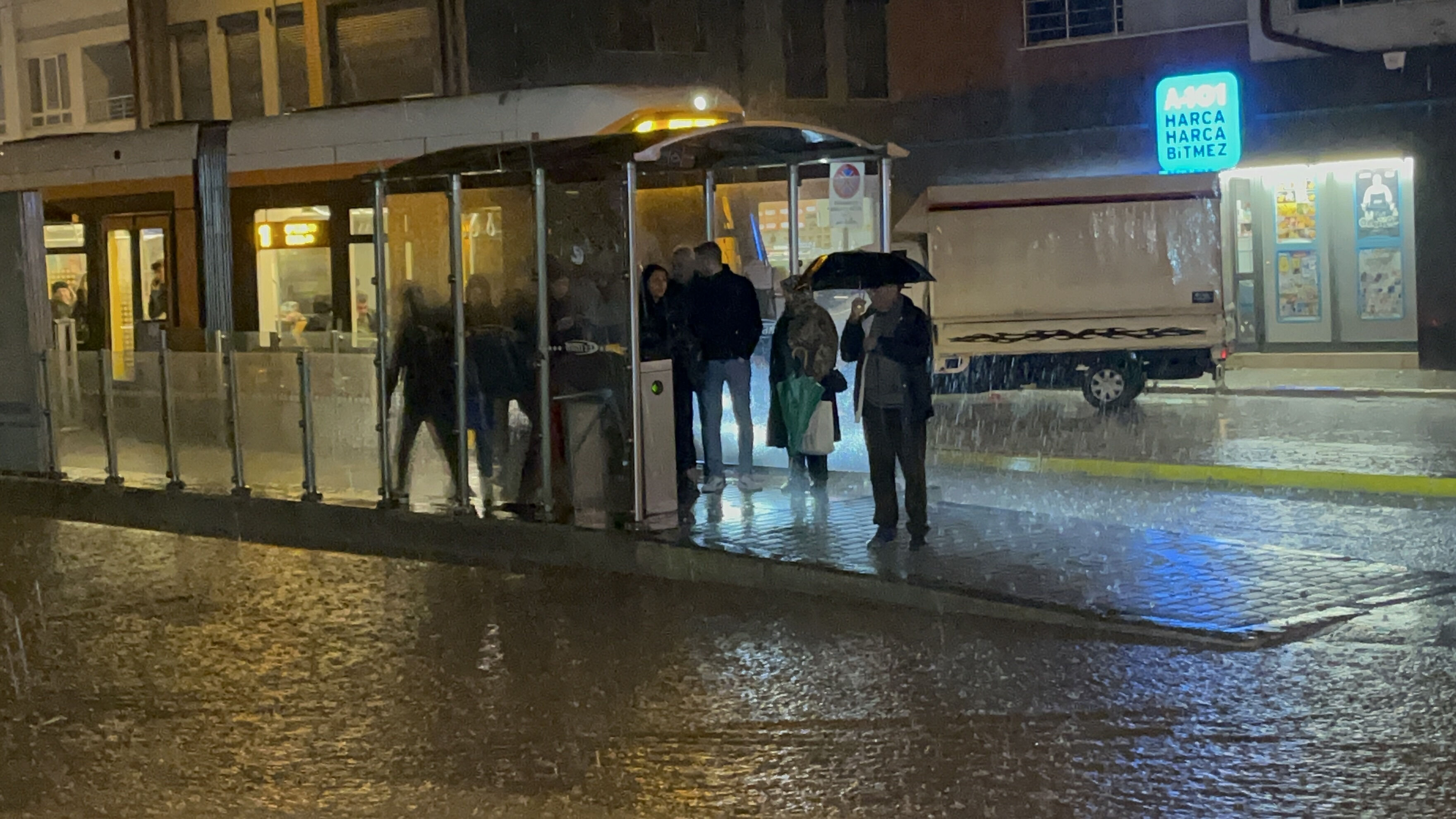 Eskişehir'de sağanak hayatı felç etti! Ulaşım aksadı, dükkanları su bastı Eskişehir'de sağanak hayatı felç etti! Ulaşım aksadı, dükkanları su bastı - 2. Resim