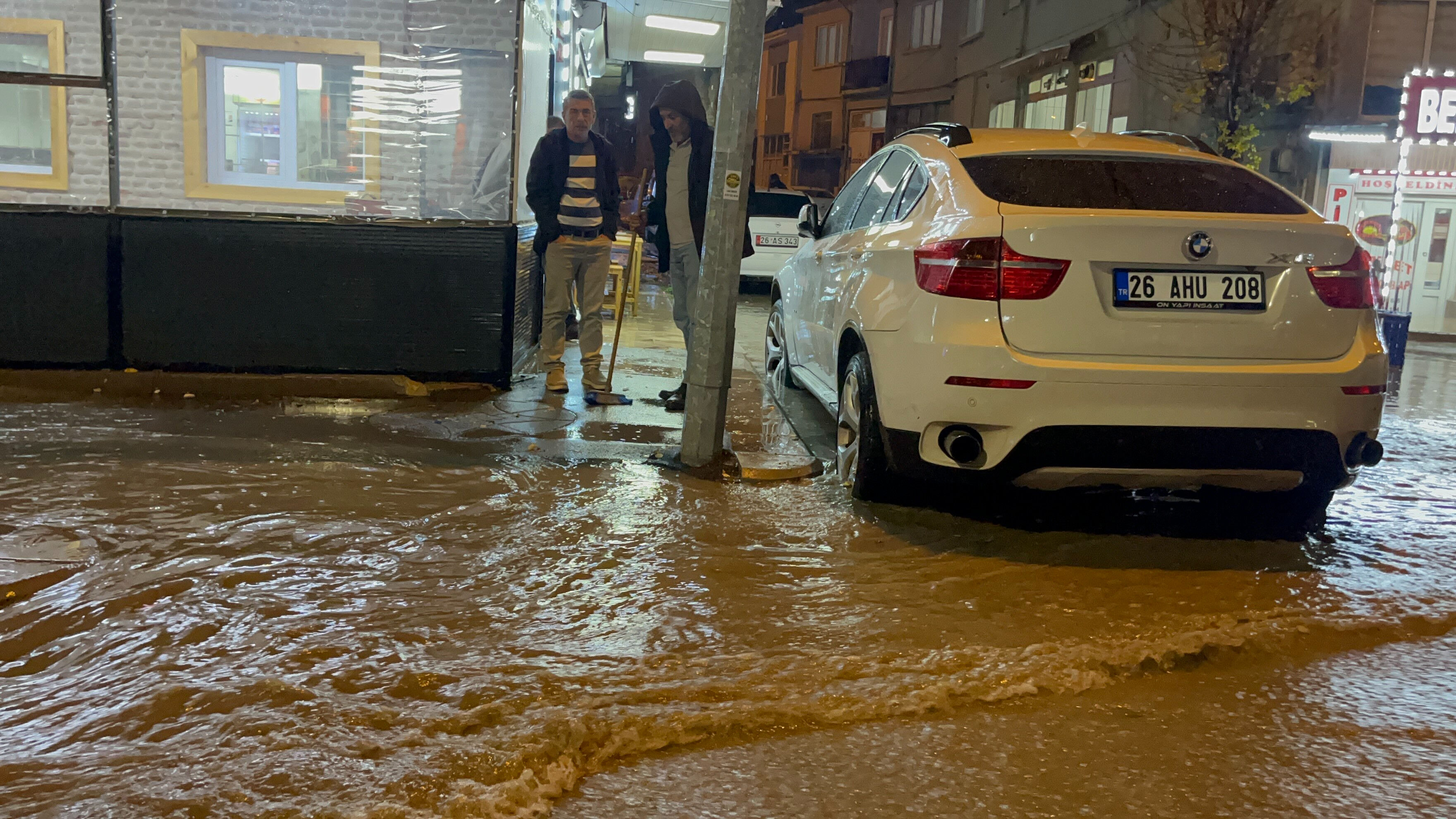 Eskişehir'de sağanak hayatı felç etti! Ulaşım aksadı, dükkanları su bastı Eskişehir'de sağanak hayatı felç etti! Ulaşım aksadı, dükkanları su bastı - 3. Resim