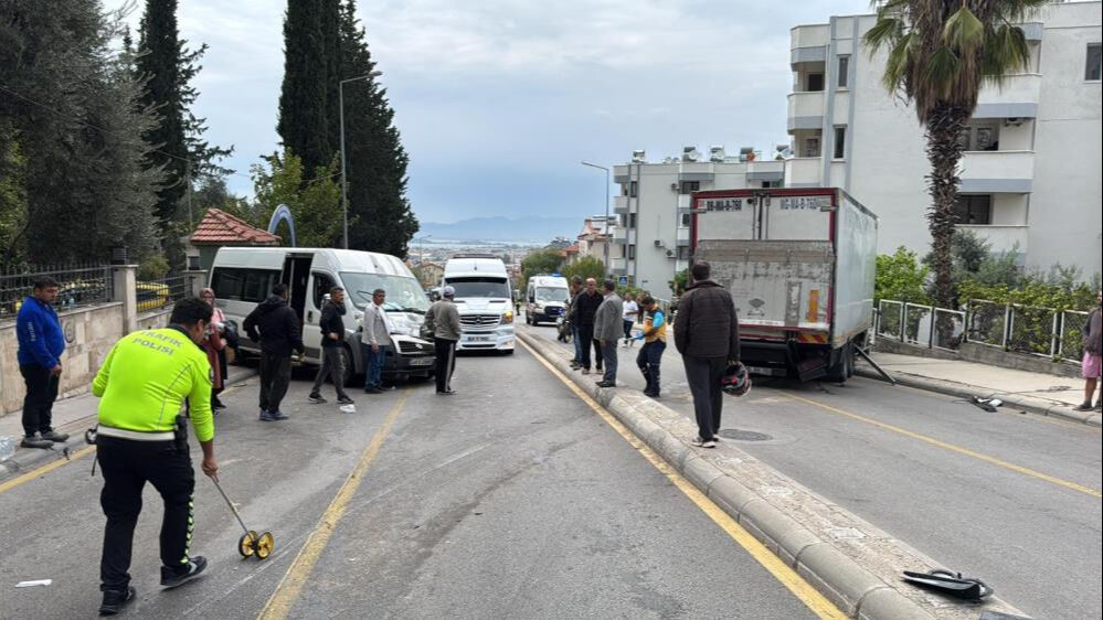 Fethiye'de feci kaza! Freni patlayan kamyon öğrenci servisine çarptı - 1. Resim