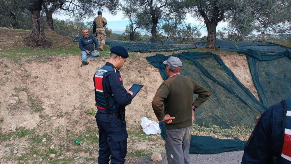 Hasat öncesi komandolar sahaya indi! 24 saat devriye geziyorlar Hasat öncesi komandolar sahaya indi! 24 saat devriye geziyorlar - 1. Resim