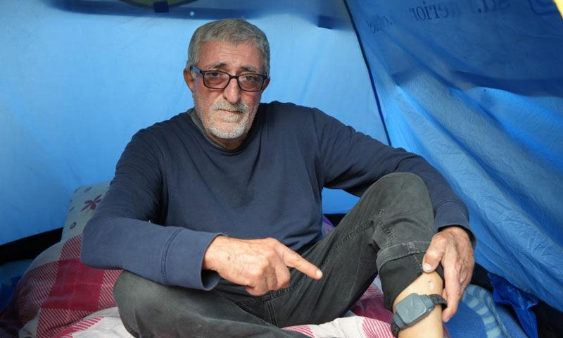 İnternetten tanıştığı eşi bıçakladı, evinden oldu! Şimdi ayağında kelepçeyle çadırda yaşıyor - 1. Resim