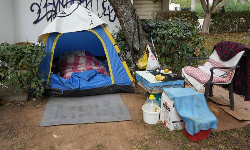 İnternetten tanıştığı eşi bıçakladı, evinden oldu! Şimdi ayağında kelepçeyle çadırda yaşıyor - 3. Resim