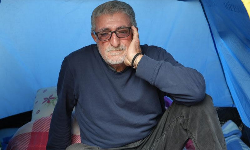 İnternetten tanıştığı eşi bıçakladı, evinden oldu! Şimdi ayağında kelepçeyle çadırda yaşıyor - 4. Resim