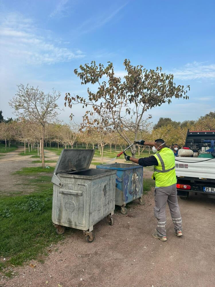 İzmir'deki çöp dağları sinek istilasına neden oldu! Kent dört koldan ilaçlanıyor İzmir'deki çöp dağları sinek istilasına neden oldu! Kent dört koldan ilaçlanıyor - 4. Resim