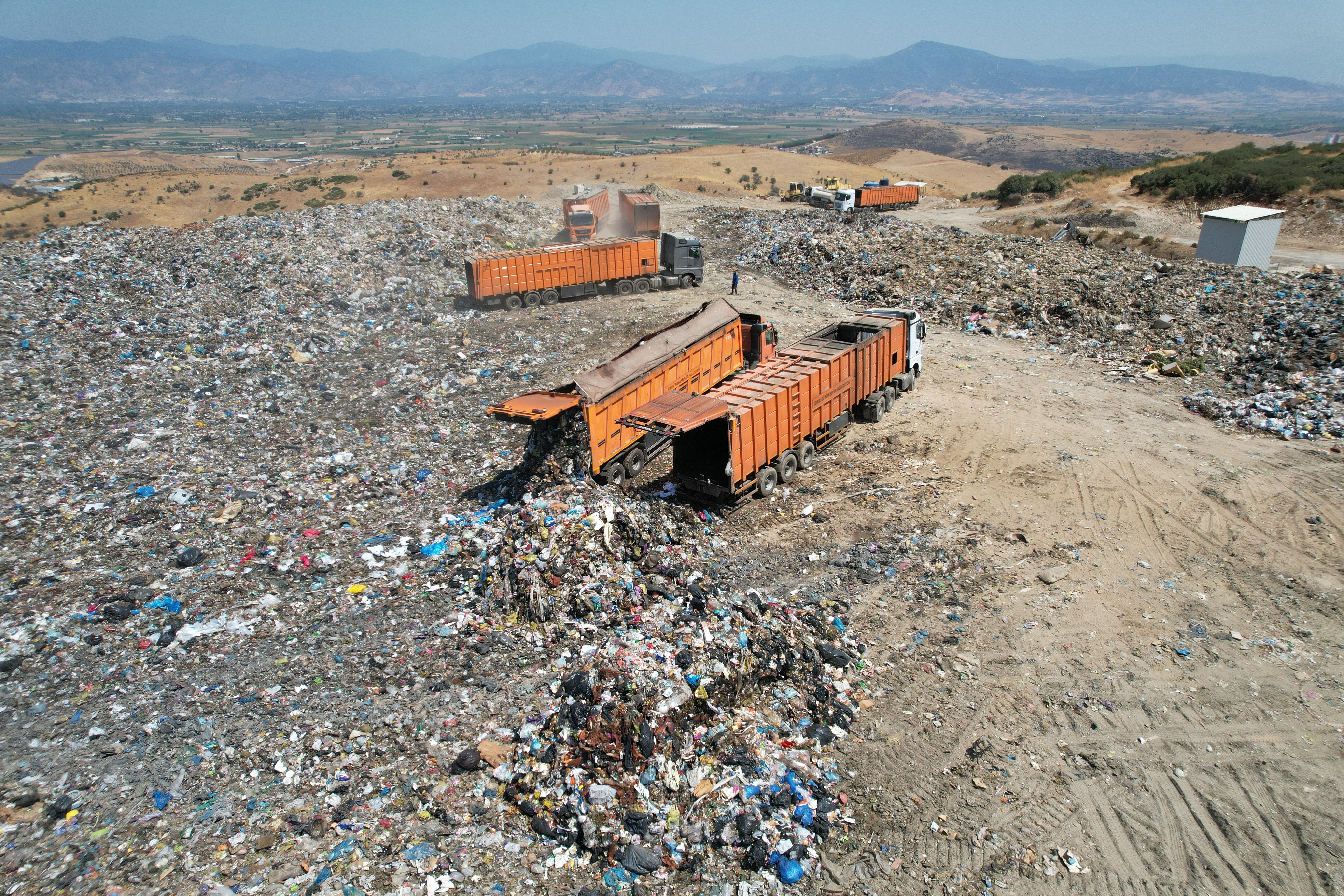 İzmir'deki çöp dağları sinek istilasına neden oldu! Kent dört koldan ilaçlanıyor İzmir'deki çöp dağları sinek istilasına neden oldu! Kent dört koldan ilaçlanıyor - 1. Resim