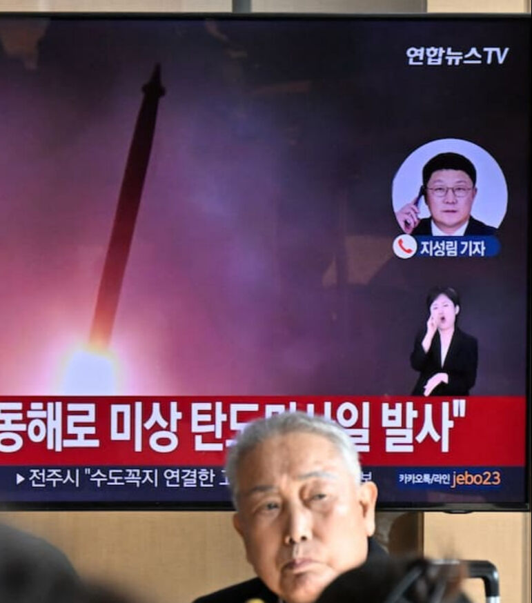 Kuzey Kore Doğu Denizi’ni füze yağmuruna tuttu! Trump’ın hamlesi sonrası tehdit büyüyor Kuzey Kore Doğu Denizi’ni füze yağmuruna tuttu! Trump’ın hamlesi sonrası tehdit büyüyor - 1. Resim