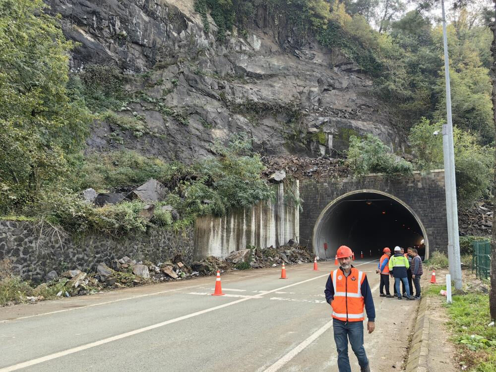 Sarp Sınır Kapısı yolunda heyelan! Facianın eşiğinden dönüldü Sarp Sınır Kapısı yolunda heyelan! Facianın eşiğinden dönüldü - 1. Resim
