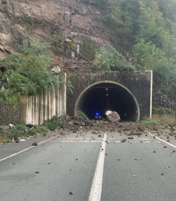 Sarp Sınır Kapısı yolunda heyelan! Facianın eşiğinden dönüldü Sarp Sınır Kapısı yolunda heyelan! Facianın eşiğinden dönüldü - 2. Resim