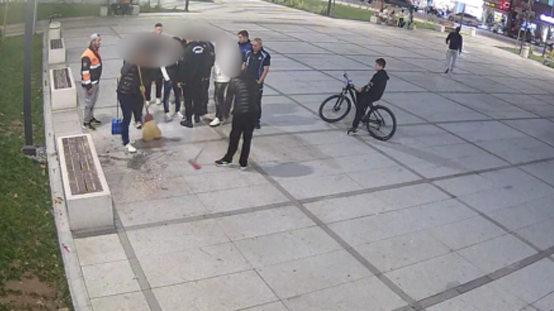 Sokak ortasındaki çekirdek keyfi pahalıya patladı! Döktüklerini de temizlediler - 2. Resim