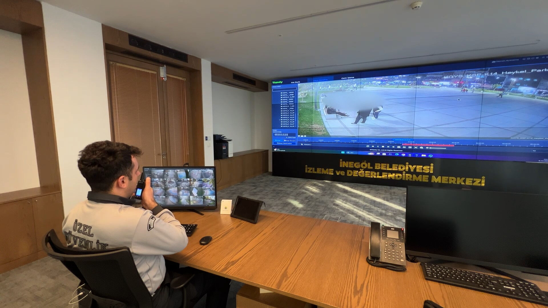 Sokak ortasındaki çekirdek keyfi pahalıya patladı! Döktüklerini de temizlediler - 1. Resim