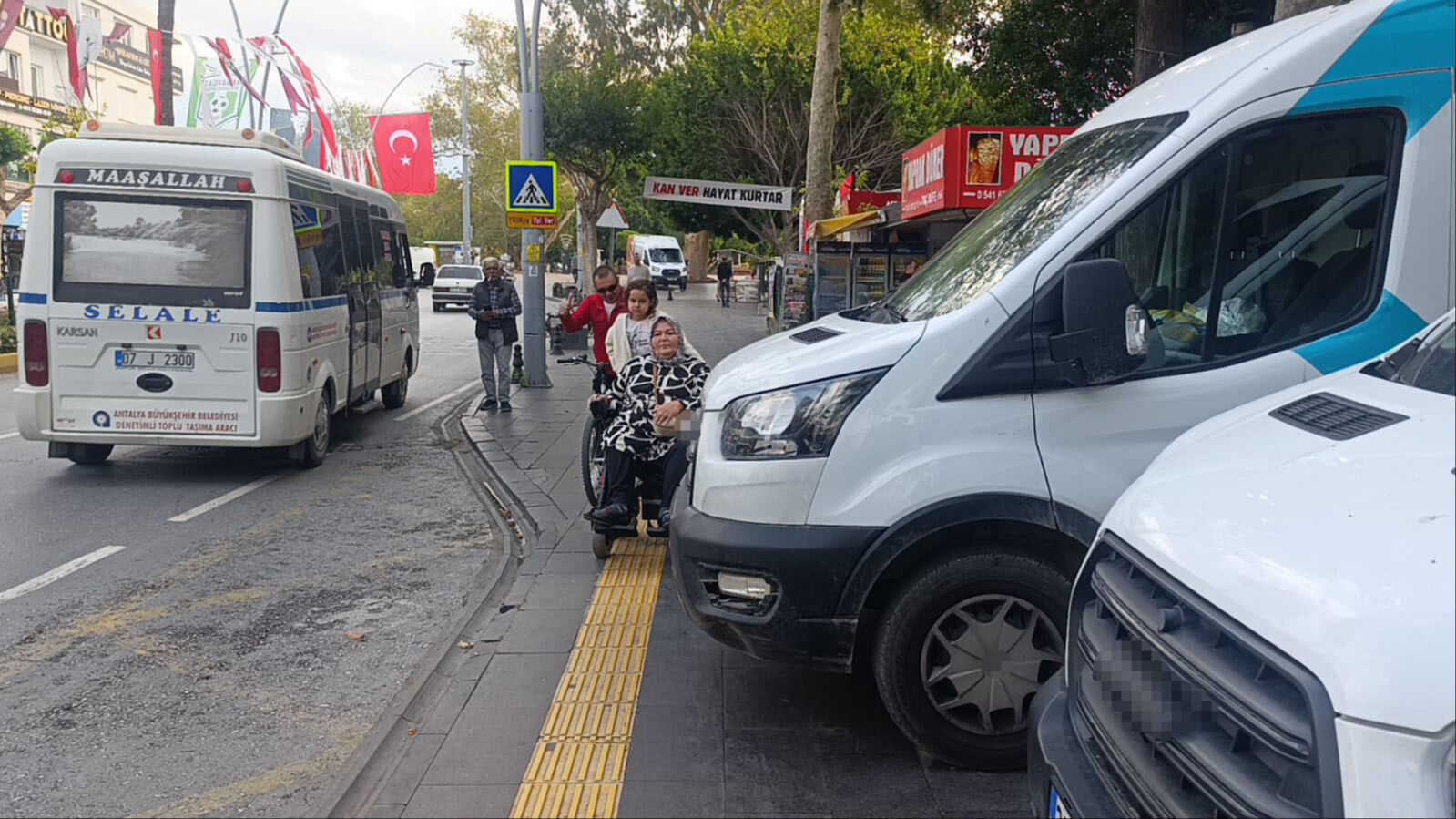 Şube önüne park eden PTT araçları engellilere yol vermedi, söylenenler çileden çıkardı Şube önüne park eden PTT araçları engellilere yol vermedi, söylenenler çileden çıkardı - 1. Resim