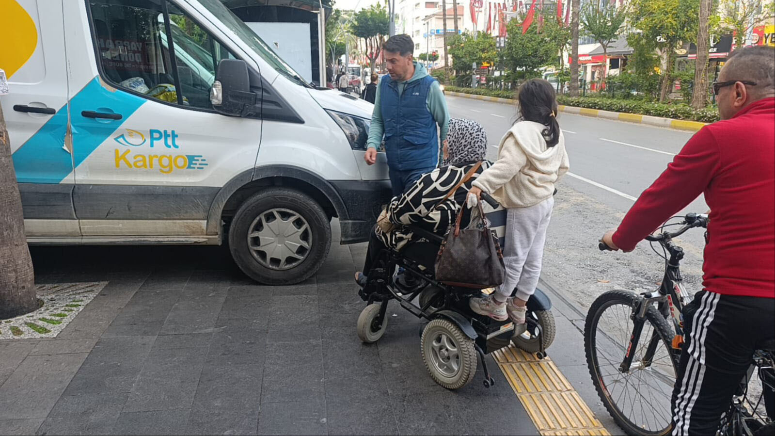 Şube önüne park eden PTT araçları engellilere yol vermedi, söylenenler çileden çıkardı Şube önüne park eden PTT araçları engellilere yol vermedi, söylenenler çileden çıkardı - 2. Resim