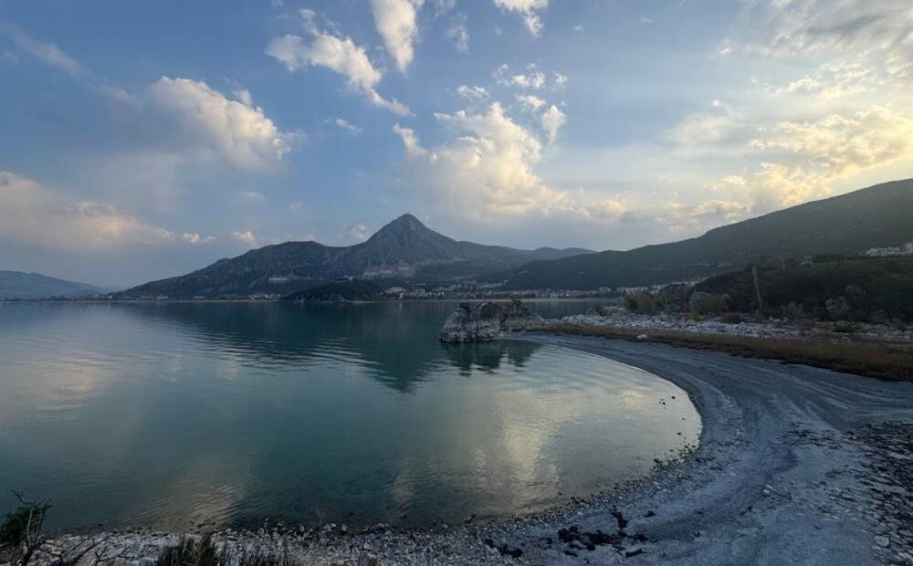 Suları çekilen Eğirdir Gölü'nden alevler yükseldi! Çakmağı yakınca fark etti Suları çekilen Eğirdir Gölü'nden alevler yükseldi! - 2. Resim