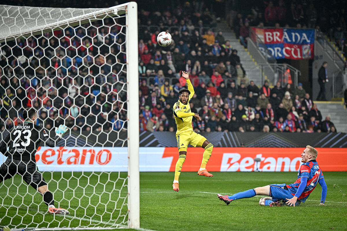 Usta kalemler, Viktoria Plzen-Fenerbahçe maçını yazdı: Korkaklık, eyyam ve skandal! Usta kalemler, Viktoria Plzen-Fenerbahçe maçını yazdı: Korkaklık, eyyam ve skandal! - 4. Resim