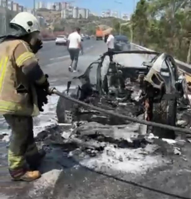 18 milyonluk araç alev aldı, iş insanı ölümden döndü! Markadan şoke eden cevap geldi 18 milyonluk araç alev aldı, iş insanı ölümden döndü! Markadan şoke eden cevap geldi - 1. Resim