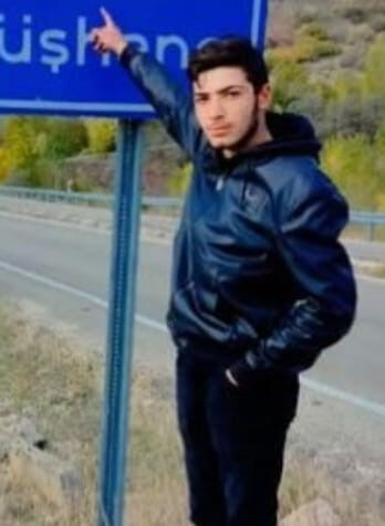 18 yaşındaki genç "köyüme gidiyorum" dedikten sonra sırra kadem basmıştı! Cansız bedeni bulundu 18 yaşındaki genç "köyüme gidiyorum" dedikten sonra sırra kadem basmıştı! Cansız bedeni görüldü, başucundaki ise ürpertti - 2. Resim