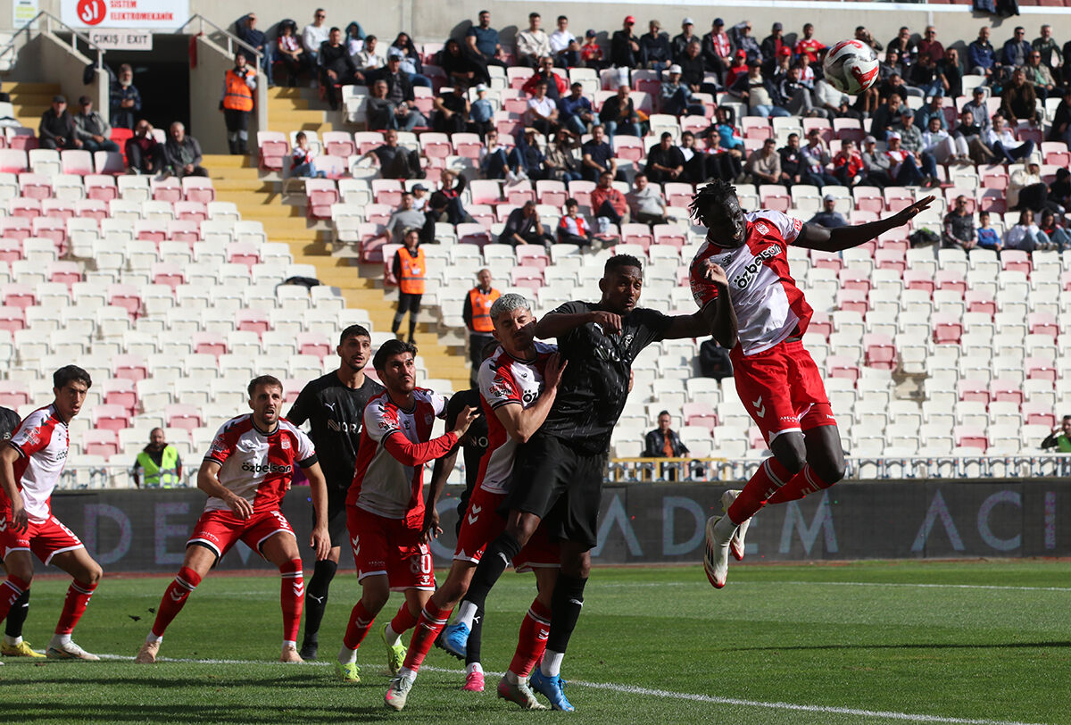 5 gol, 2 penaltı ve kırmızı kart: Özbelsan Sivasspor: 3 - Manisa FK: 2 5 gol, 2 penaltı ve kırmızı kart: Özbelsan Sivasspor: 3 - Manisa FK: 2 - 1. Resim