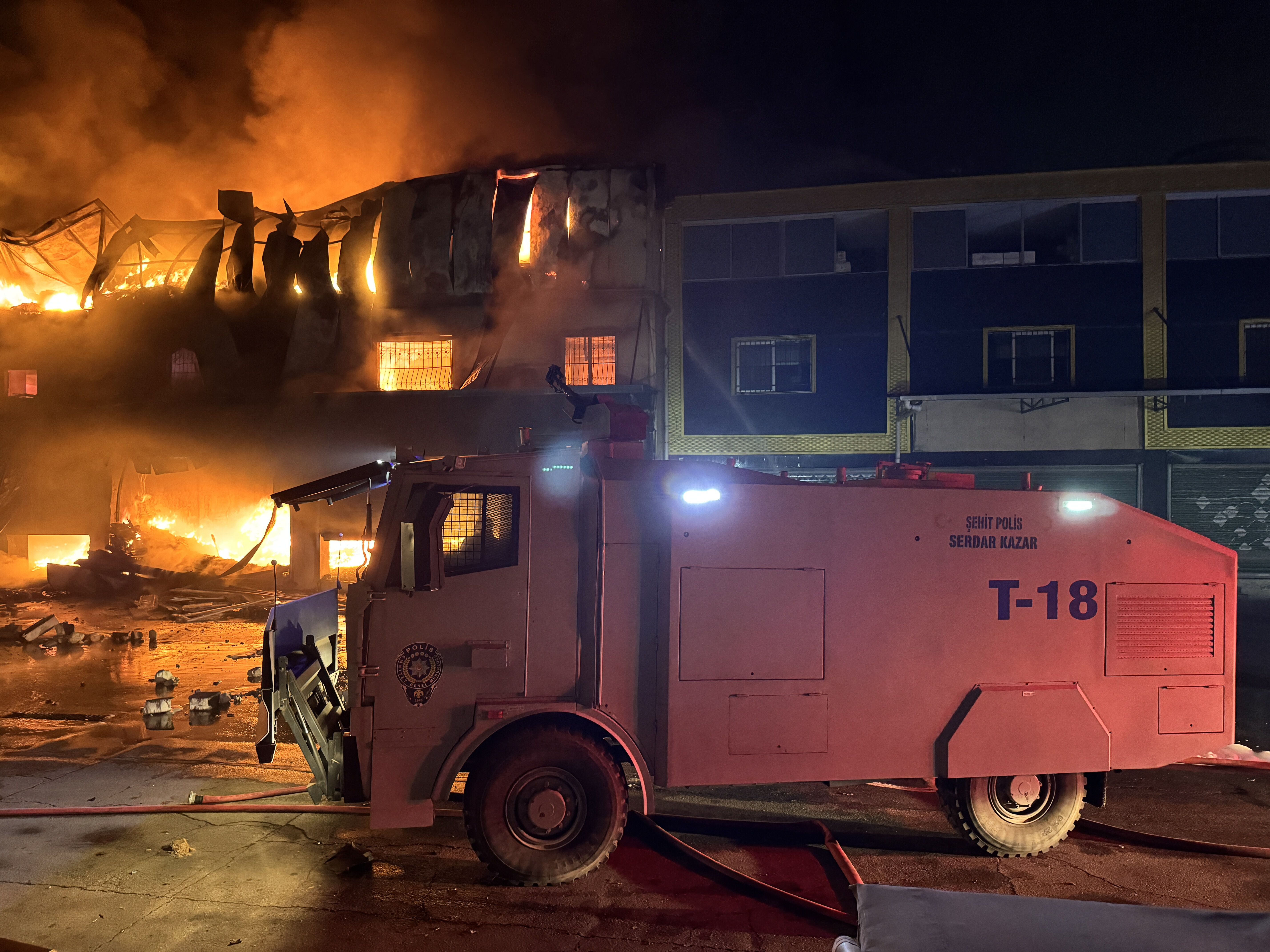 Adana'da gece saatlerinde büyük panik! TOMA da devreye girdi Adana'da gece saatlerinde büyük panik! TOMA da devrede - 1. Resim