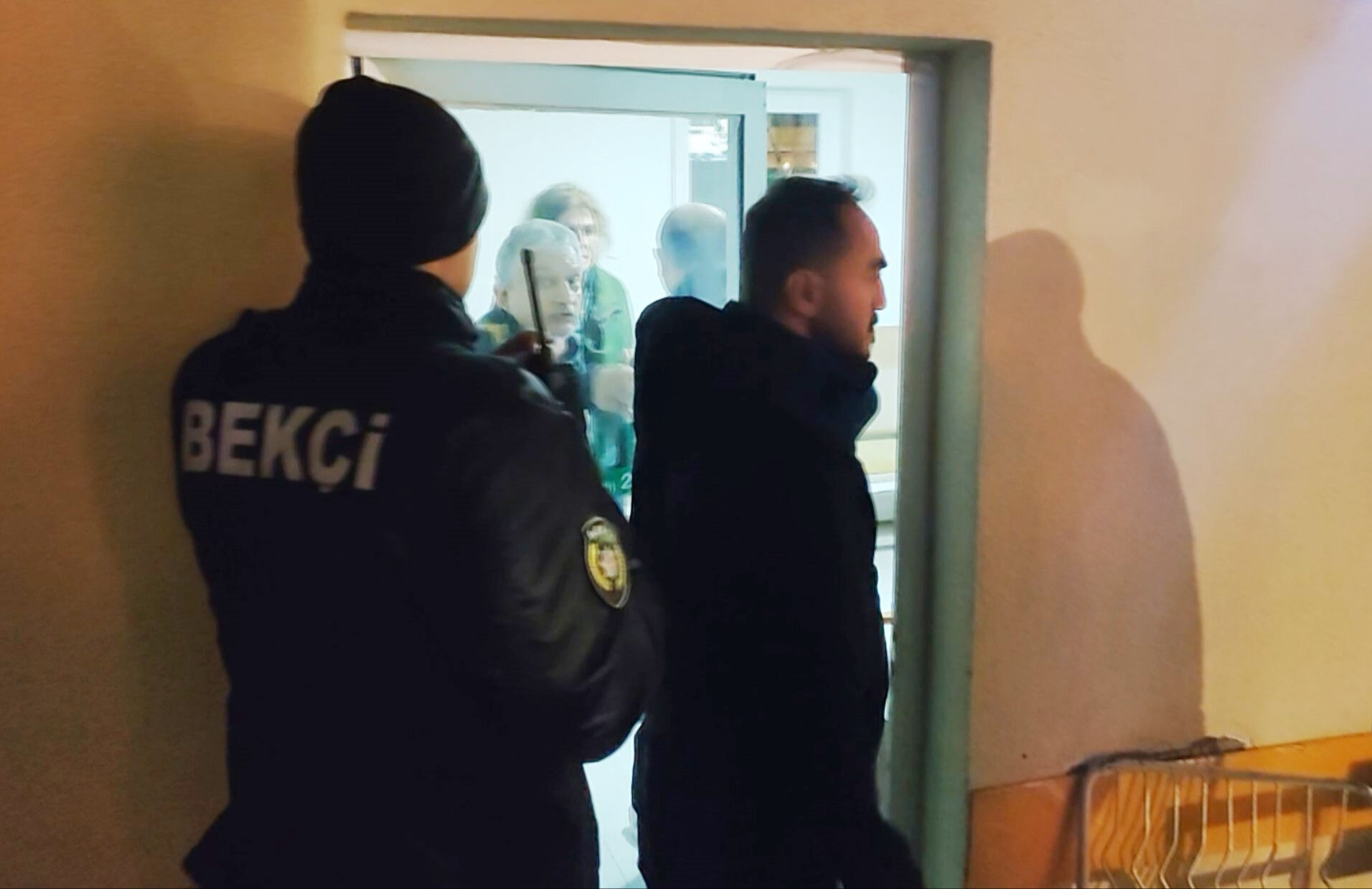 Aile krizi taksi durağında patladı: Anne ve baba, kaçan avukat kızını kilitledi - 1. Resim