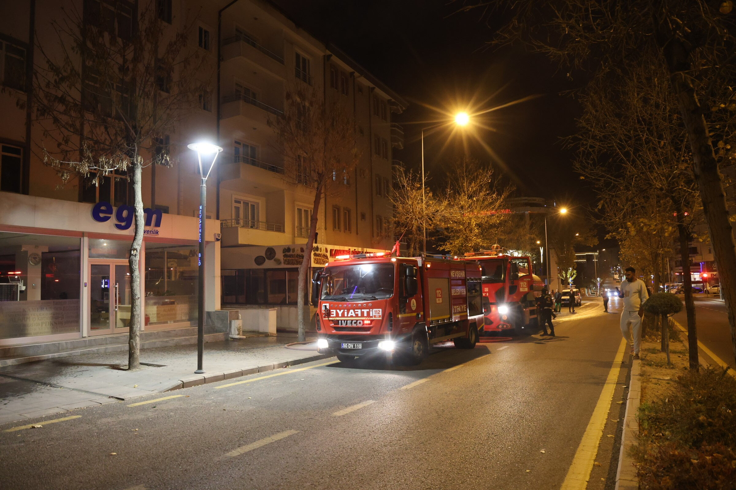 Alevler söndü, sinirler tutuştu! Yangın biter bitmez kavga çıkardılar - 1. Resim