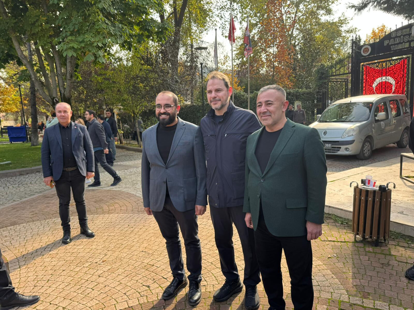 Berat Albayrak uzun zaman sonra eşiyle görüntülendi Berat Albayrak uzun zaman sonra eşiyle görüntülendi - 1. Resim