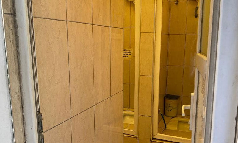 Camide feci son: Kadın tuvaletinde erkek cesedi bulundu - 3. Resim