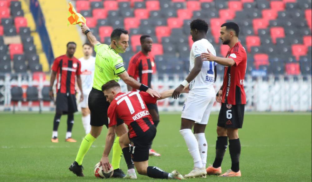 Gol düellosunda kazanan çıkmadı! Gaziantep FK: 2 - Çaykur Rizespor: 2 - 3. Resim