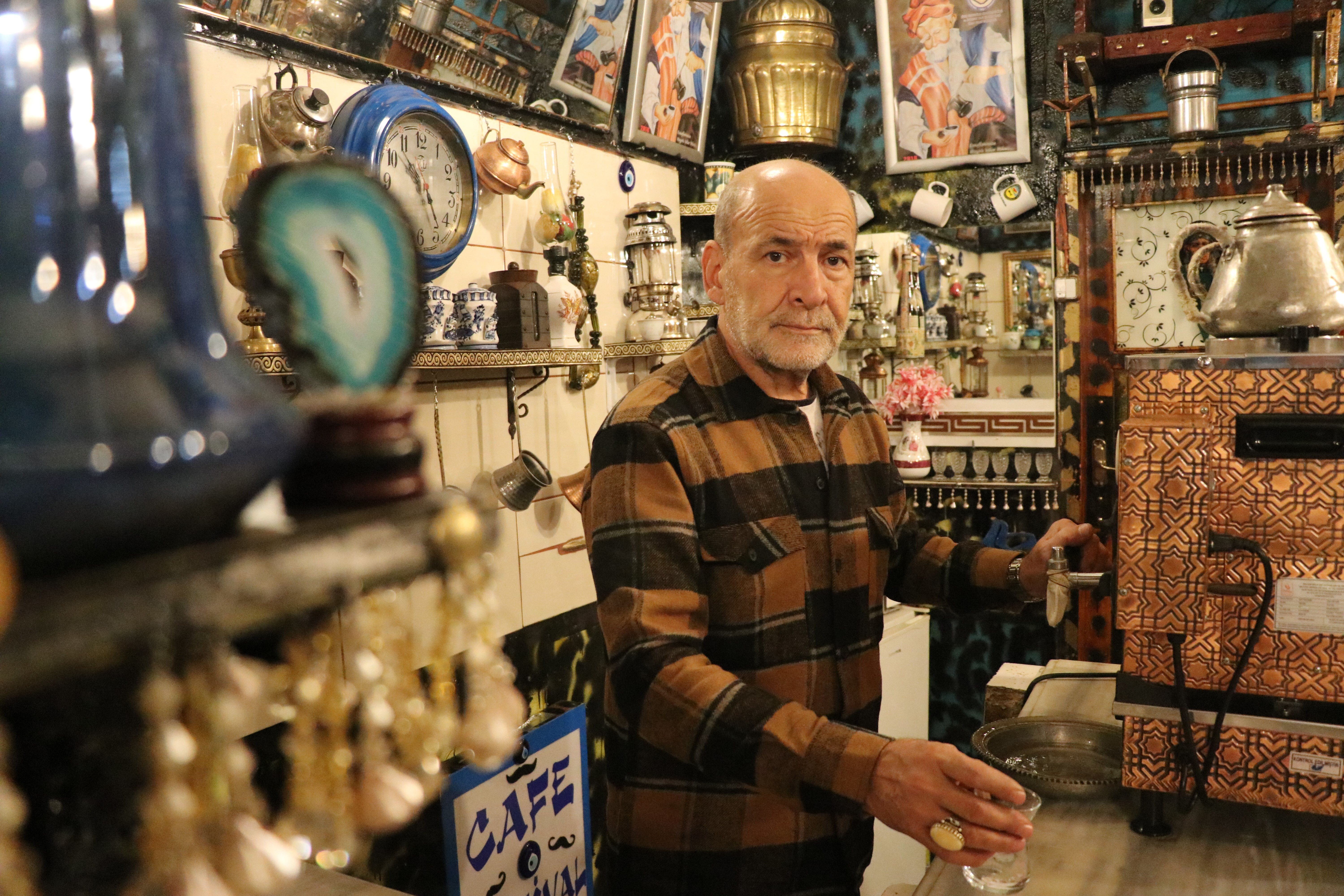 Her şey hurdacıdan aldığı bir demlikle başladı! Kafeye giren kendini müzede sanıyor Her şey hurdacıdan aldığı bir demlikle başladı! Kafeye giren kendini müzede sanıyor - 1. Resim