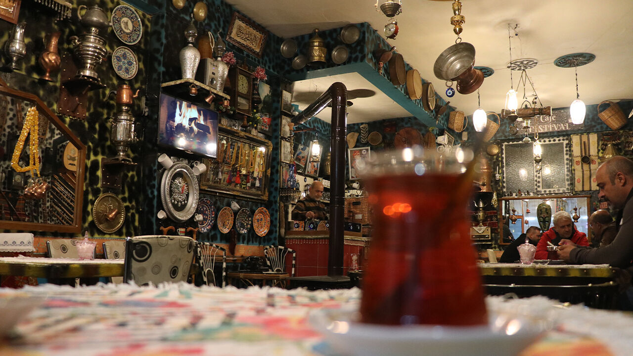 Her şey hurdacıdan aldığı bir demlikle başladı! Kafeye giren kendini müzede sanıyor Her şey hurdacıdan aldığı bir demlikle başladı! Kafeye giren kendini müzede sanıyor - 2. Resim