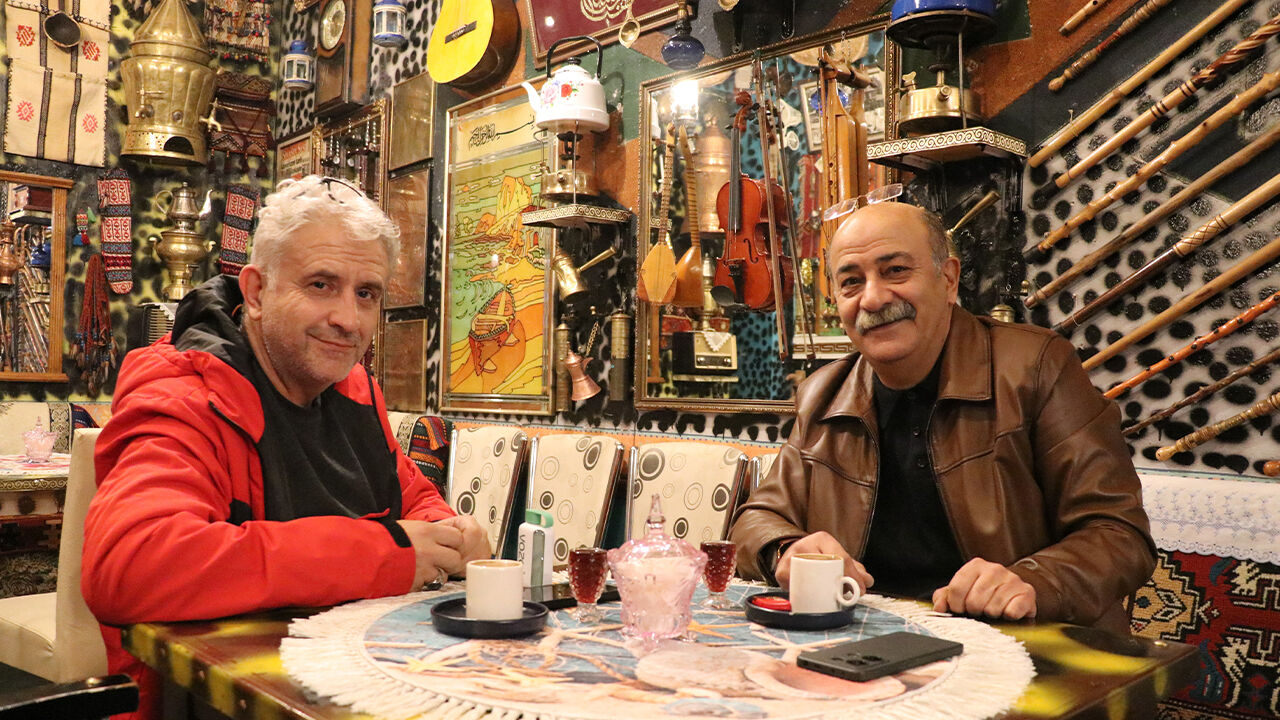 Her şey hurdacıdan aldığı bir demlikle başladı! Kafeye giren kendini müzede sanıyor Her şey hurdacıdan aldığı bir demlikle başladı! Kafeye giren kendini müzede sanıyor - 4. Resim