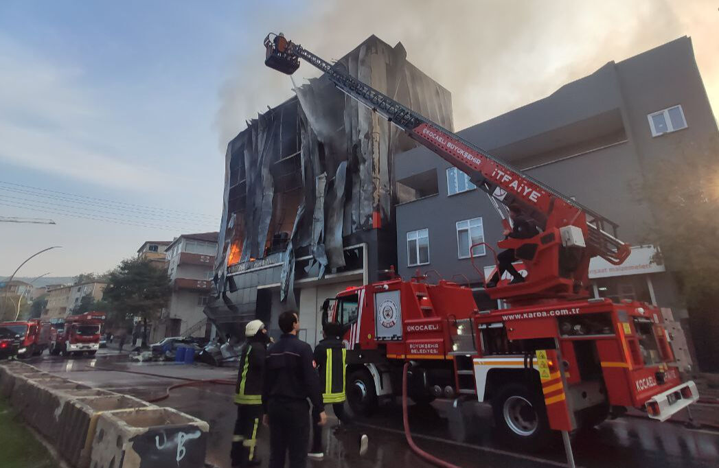 Kocaeli'de parfüm deposunda yangın! 6 kişi hayatını kaybetti, Kocaeli'de parfüm deposu alev alev! Ekipler olay yerinde - 1. Resim