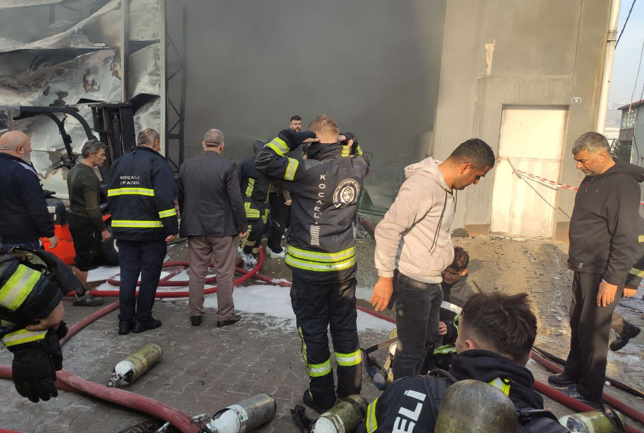 Kocaeli'de parfüm deposunda yangın! 6 kişi hayatını kaybetti, Kocaeli'de parfüm deposunda yangın! 6 kişi hayatını kaybetti - 2. Resim