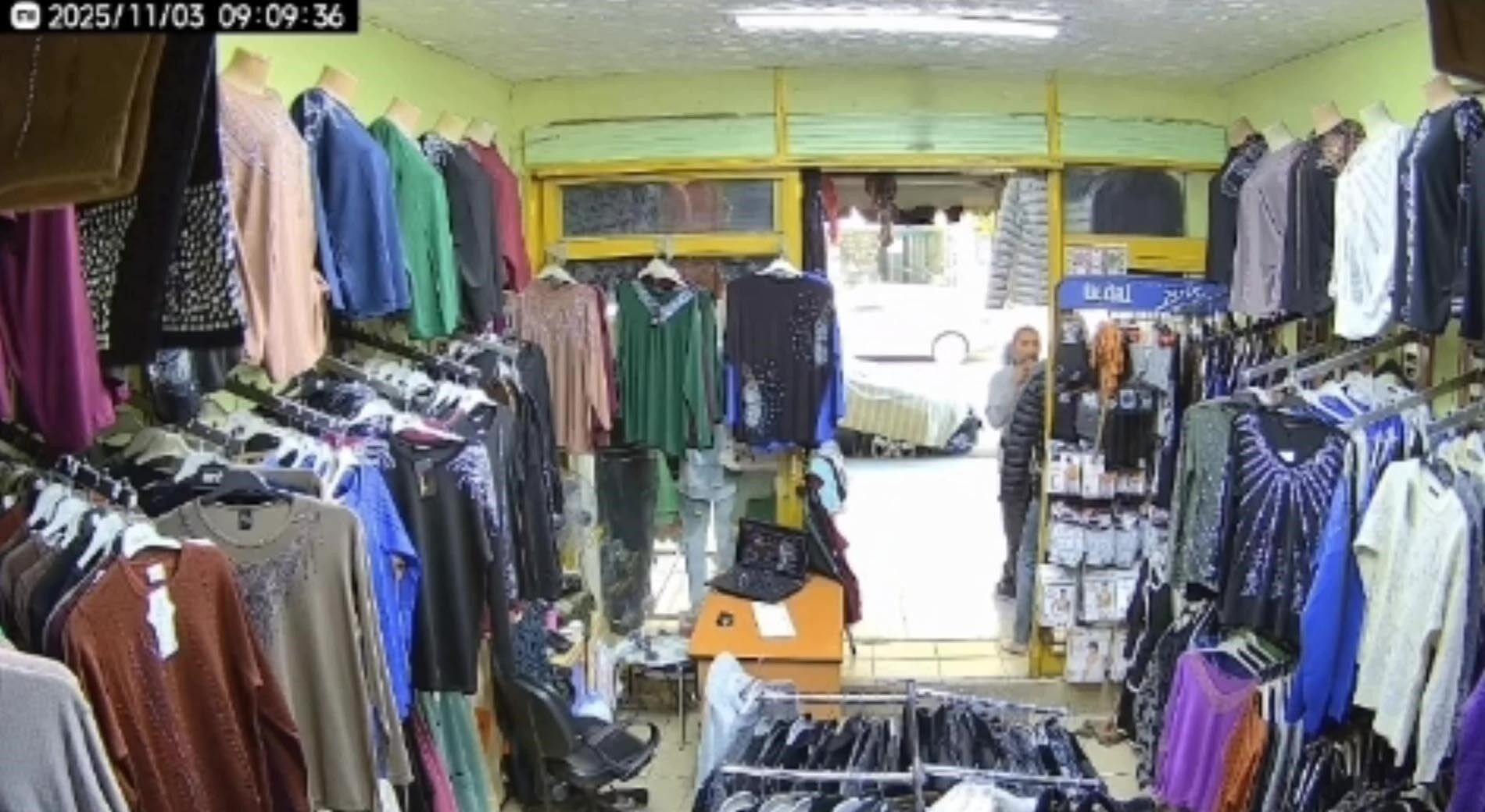 Mankenin üzerindekini alıp gitti! Rahatlığı pes dedirtti Mankenin üzerindekini alıp gitti! Rahatlığı pes dedirtti - 2. Resim