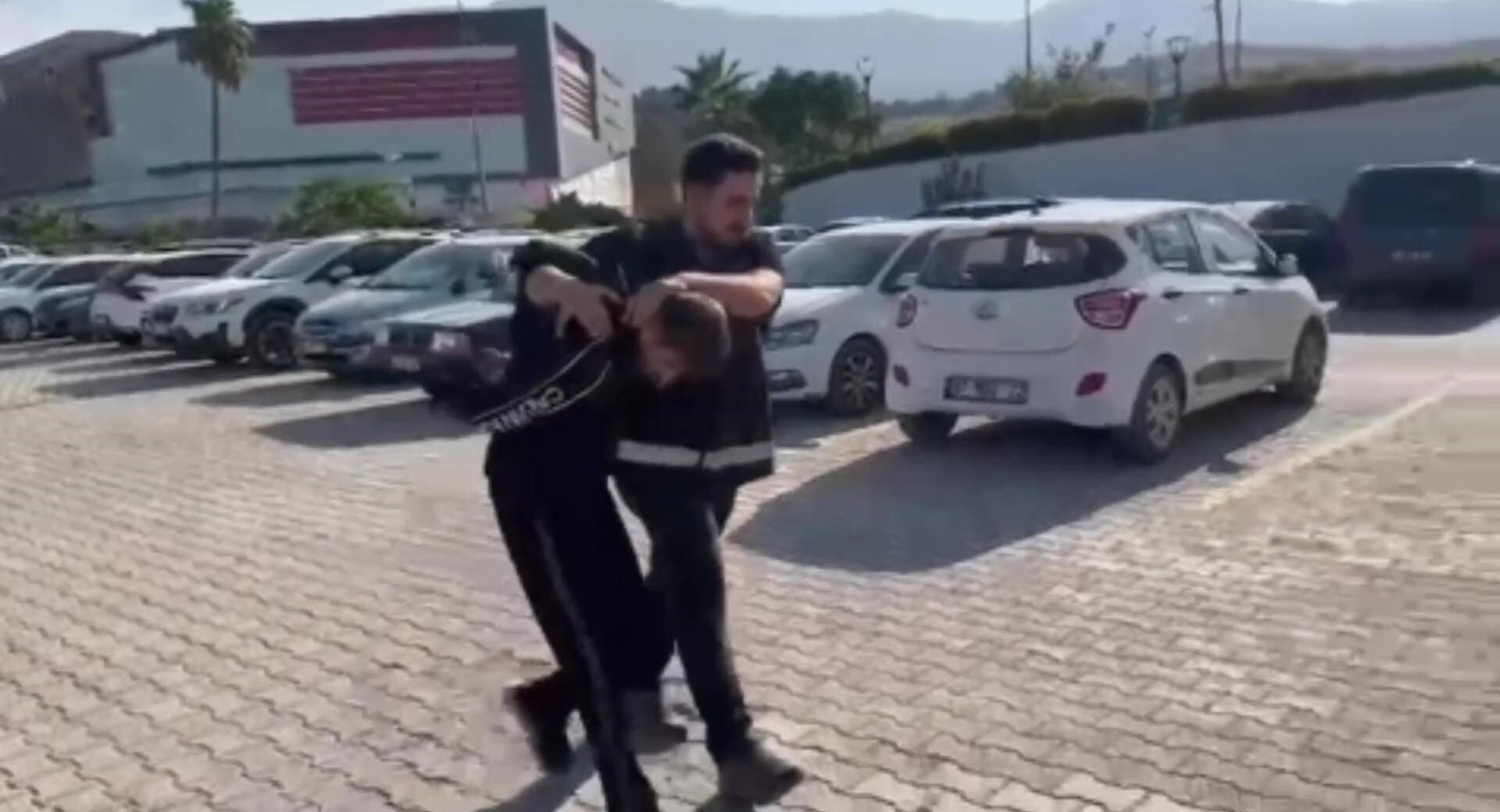 Mankenin üzerindekini alıp gitti! Rahatlığı pes dedirtti Mankenin üzerindekini alıp gitti! Rahatlığı pes dedirtti - 1. Resim