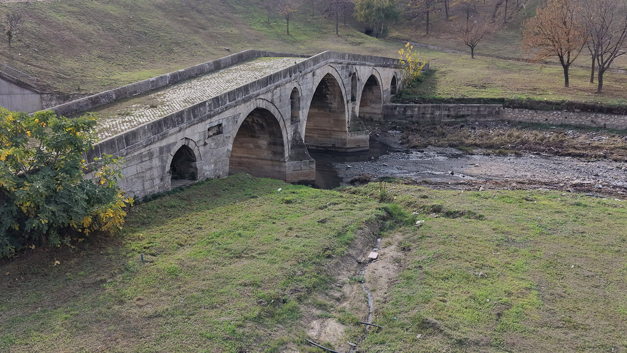 Mimar Sinan’ın unutulan köprüsü! 470 yıllık eser çöplerin arasında can çekişiyor Mimar Sinan’ın unutulan köprüsü! 470 yıllık eser çöplerin arasında can çekişiyor - 1. Resim