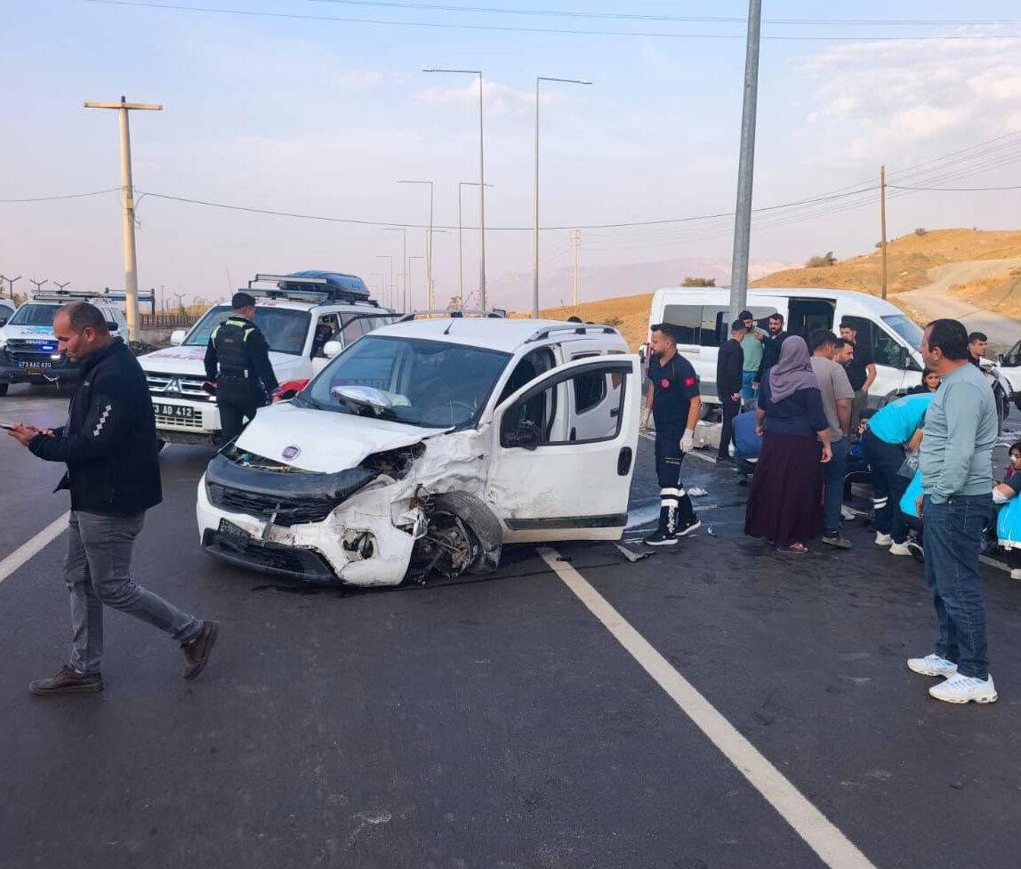 Minibüsle araç çarpıştı! 13'ü çocuk, çok sayıda yaralı var Minibüsle araç çarpıştı! 13'ü çocuk, çok sayıda yaralı var - 1. Resim