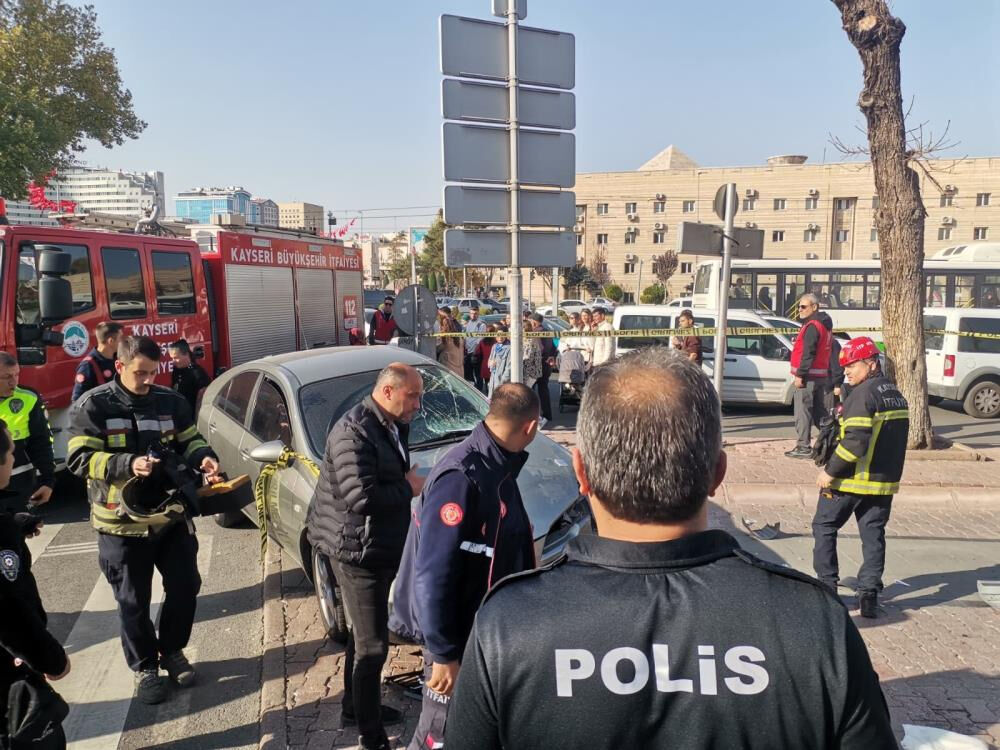 Otomobil yayaların arasına daldı! Yaralılar var Otomobil yayaların arasına daldı! Yaralılar var - 1. Resim