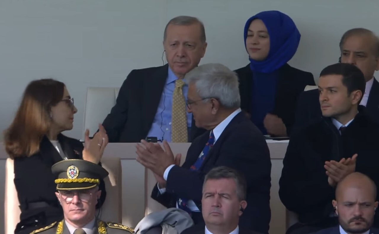 Zafer Günü’nde Ermenistan’a olay gönderme! Aliyev 'şimdi hücrede Azerbaycan çayı içiyorlar' dedi Türkiye’nin desteği Karabağ zaferinin temeli oldu! Aliyev teşekkür etti - 3. Resim