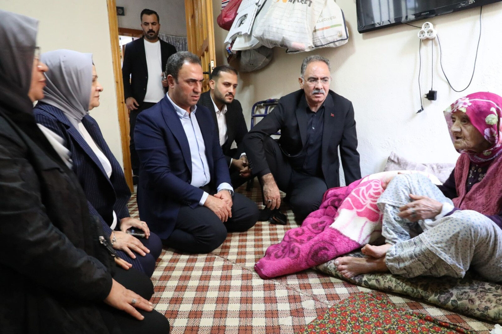 Zimem defteri geleneği! Belediye başkanı vatandaşın veresiye borcunu kapattı Zimem defteri geleneği! Belediye başkanı vatandaşın veresiye borcunu kapattı - 2. Resim