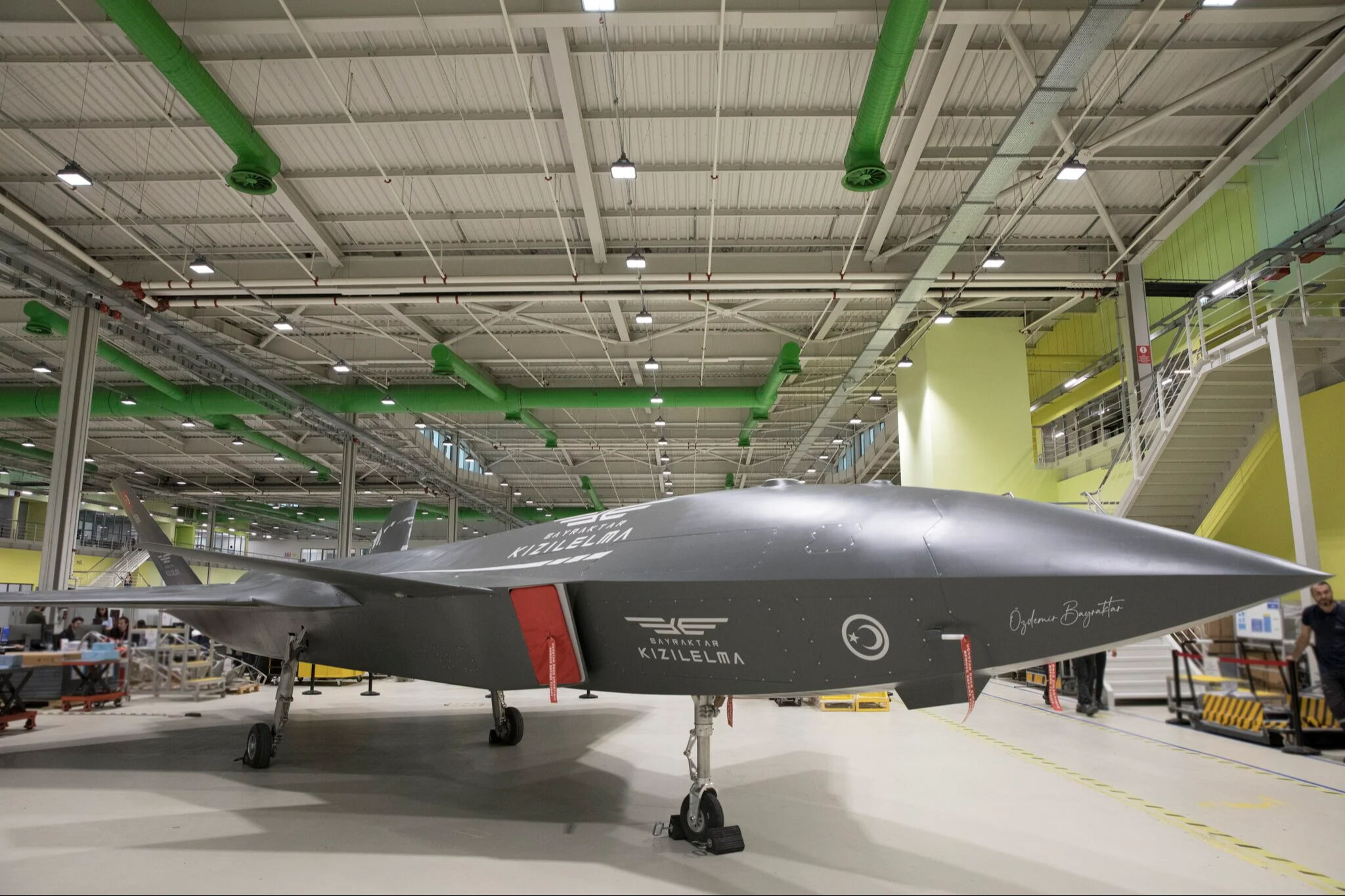Baykar Avrupa pazarına açılıyor! KIZILELMA artık İtalya’da üretilecek Stantta aynı zamanda KIZILELMA’nın boyutları, taşıyacağı sensörler/mühimmatlar ve muharebe kabiliyetleri konusunda bilgiler de yer almakta. 10 m kanat açıklığı ve 14.7 m boya sahip olan KIZILELMA, boyut açısından savaş uçaklarına yakın bir yerde duruyor.