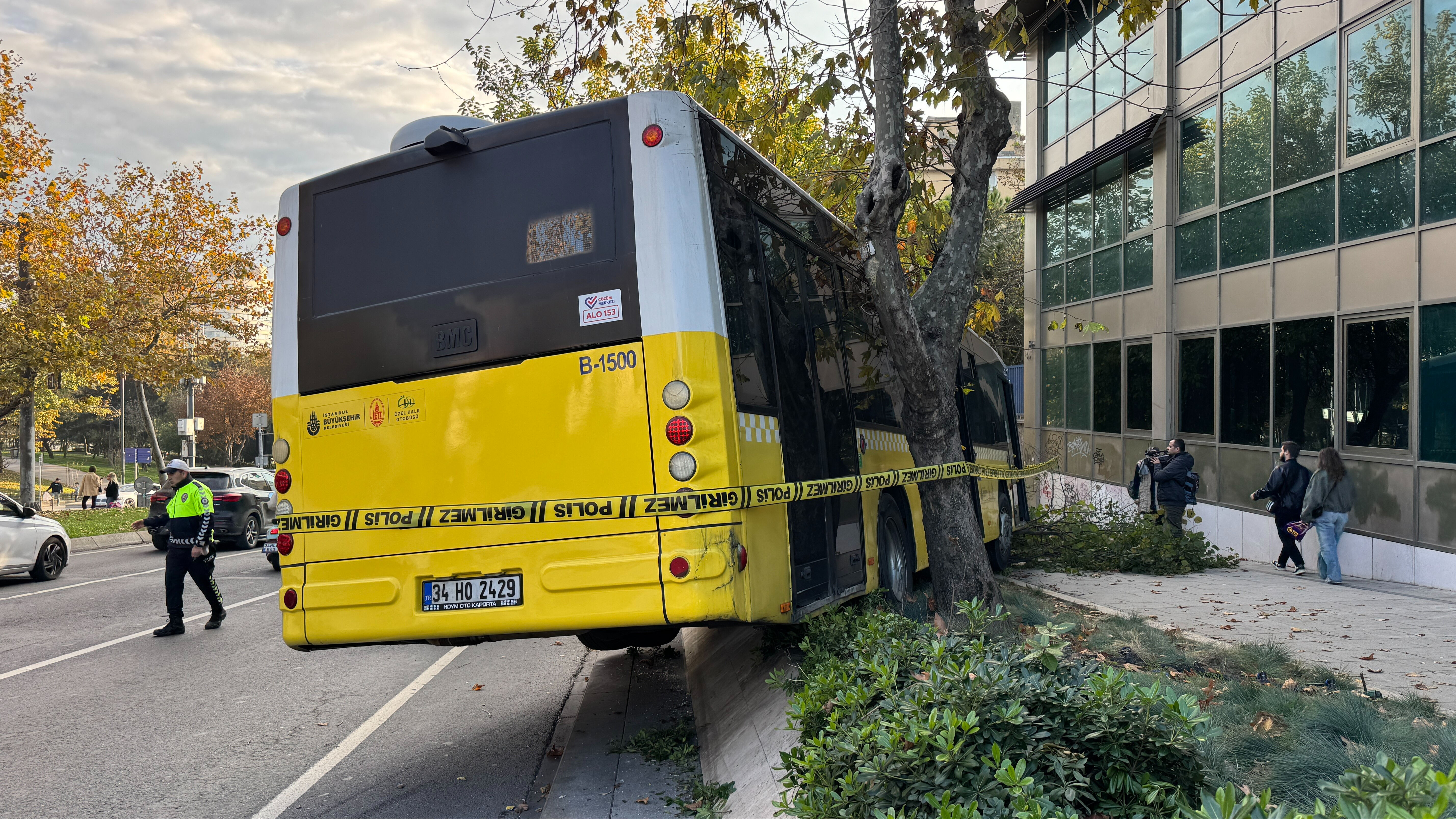 İETT şoförü direksiyon başında kalp krizi geçirdi! Acı haber geldi Beşiktaş'ta İETT kazası! Otobüs kaldırıma çıktı - 1. Resim