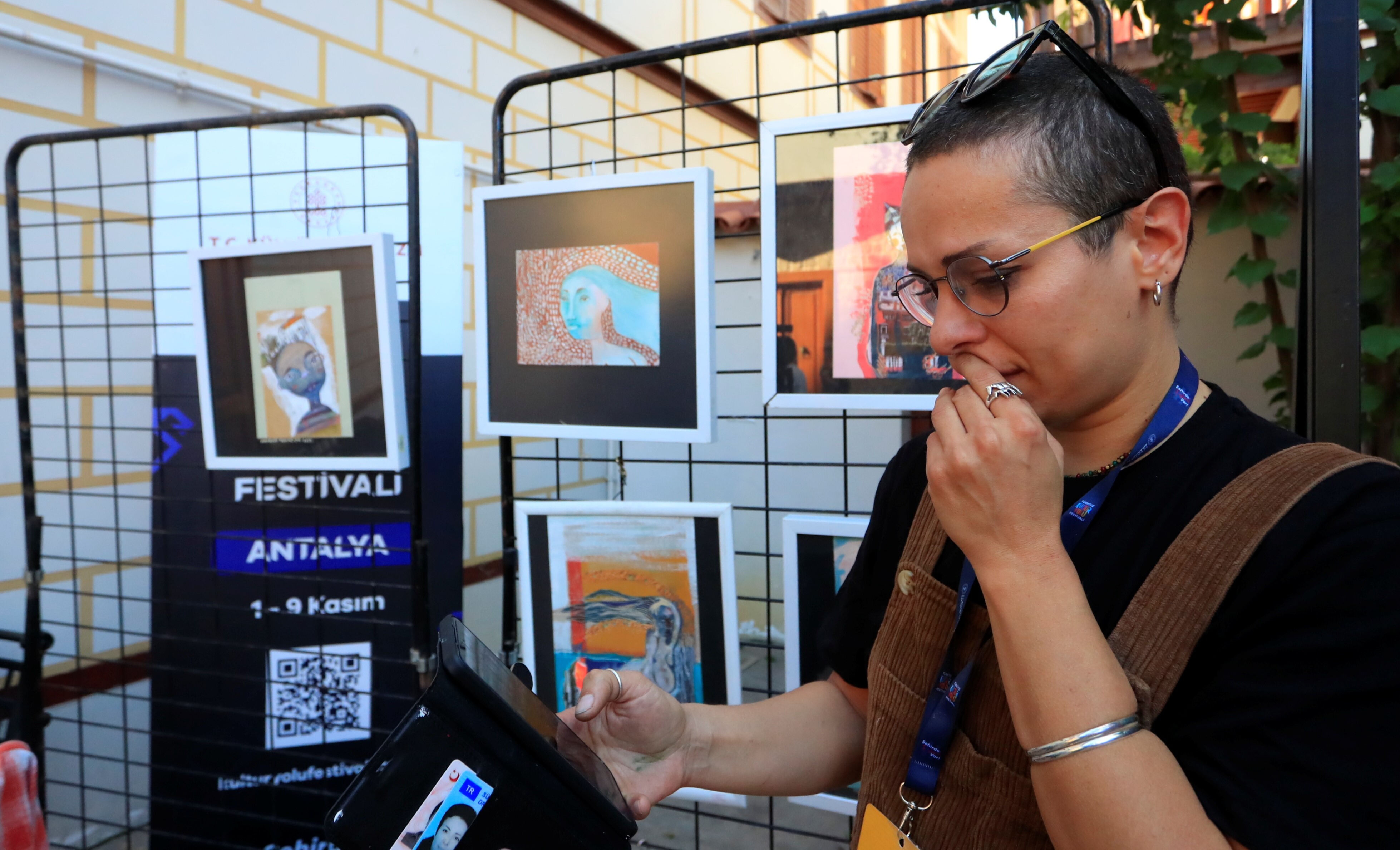 'Hayatım' dediği 150 eser bir gecede yok oldu! İranlı ressam 5 yıllık emeğinin peşinde 'Hayatım' dediği 150 eser bir gecede yok oldu! İranlı ressam 5 yıllık emeğinin peşinde - 1. Resim